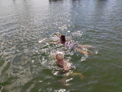 Doris et Vinciane nagent dans le port du Grand Large