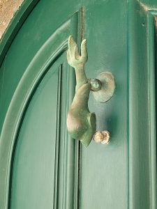 Un heurtoir à la porte d'une ancienne maison de pêcheur.