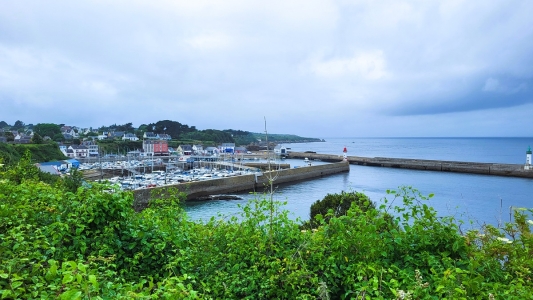 Port Tudy vu du sentier côtier.