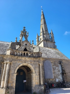 Entrée latérale de l'église Saint-Cornely à Carnac