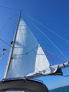 Au largue avec un ris dans la grand voile