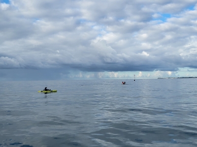 Des pêcheurs dans le chenal