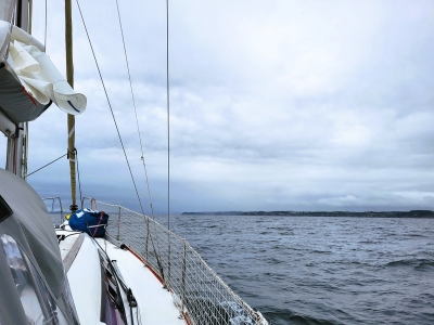 La côte sud de la baie est dans le brouillard