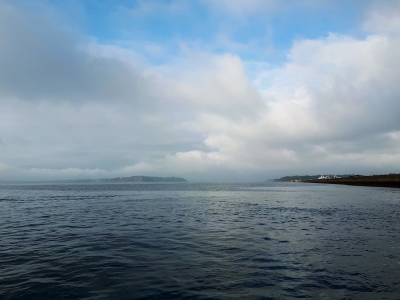 Brouillard sur l'entrée de la Rade de Brest; à gauche la presqu'île de Crozon (notre destination), à droite Brest.