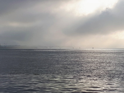 A bâbord en quittant le port, nous distinguons le pont sur l'Elorn dans la brume.