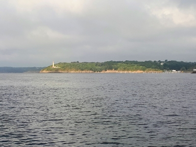 A tribord, la pointe du Portzic au soleil.