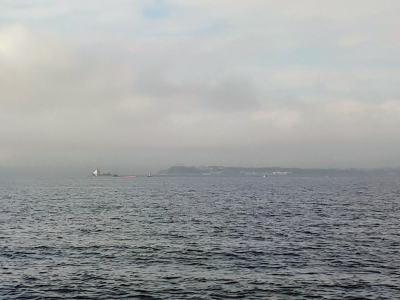 A bâbord, au loin, une zone militaire interdite de navigation.