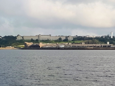 A tribord, le Lycée Naval de Brest avec à l'avant une base militaire de sous-marins.