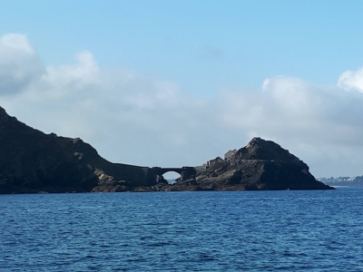 L'île des Capucins au bout de la presqu'île du même nom, son pont en arche qui la relie à la terre et ses fortifications.