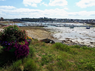 Les port du Styvel (à gauche) et du Notic (à droite) vus depuis la digue de la ville.