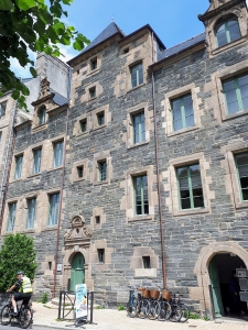 Morlaix, maison Penanault (16è s.) en shiste et granit, qui abrite actuellement l'Office du Tourisme