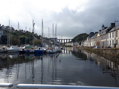 Port de Morlaix. Le long du quai à droite, l'ancienne manufacture de tabac