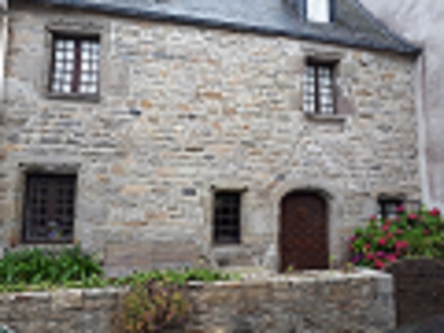 Maison ancienne dans la rue principale piétonnière de Roscoff