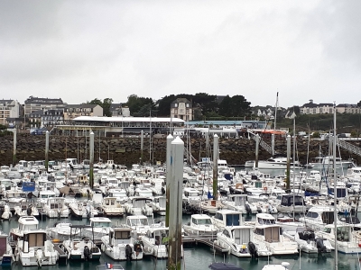 Marina de Saint-Quay-Portrieux avec à l'arrière magasins, restaurants et capitainerie