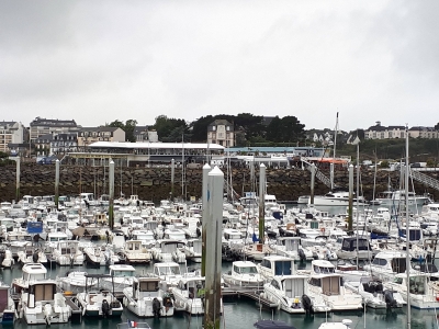 Marina de Saint-Quay-Portrieux avec à l'arrière magasins, restaurants et capitainerie