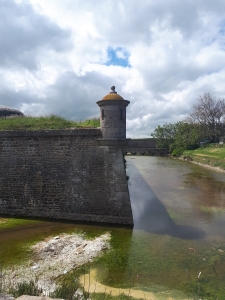Echauguette, enceinte, pont et douves de la forteresse de La Hougue