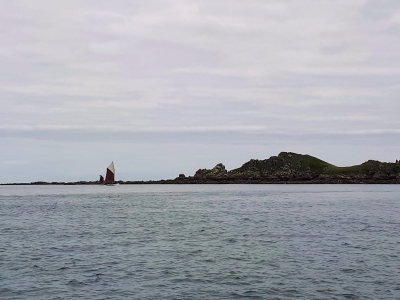 L'île Malban, ce vieux grément à dérive amovible peut raser les rochers, ce qui serait risqué avec notre quille d'1,85m.