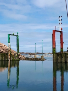 La porte du port de Trébeurden à marée basse