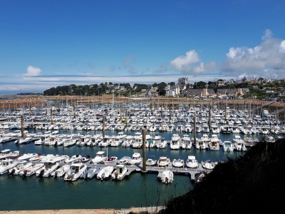 Le port de Trébeurden (vu depuis la promenade vers l'île Millau)