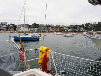 L'espace entre la ligne de mouillage et le ponton visiteur est restreint